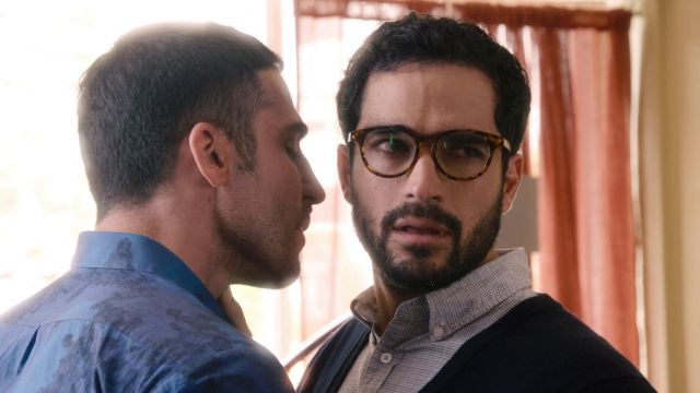 Les lunettes de Hernando Fuentes (Alfonso Herrera) dans Sense8 S01E02