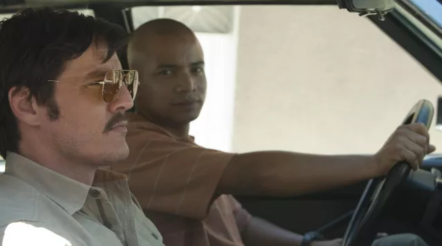 The aviator sunglasses worn by Javier Peña (Pedro Pascal) in the series Narcos (Season 2 Episode 5)