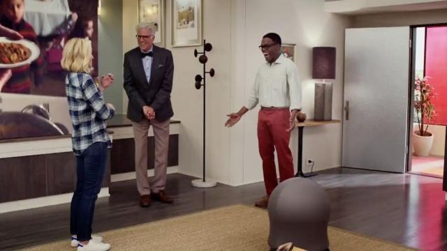 Sneakers white Adidas Stan Smith from Eleanor Shellstrop (Kristen Bell) in The Good Place S01E01