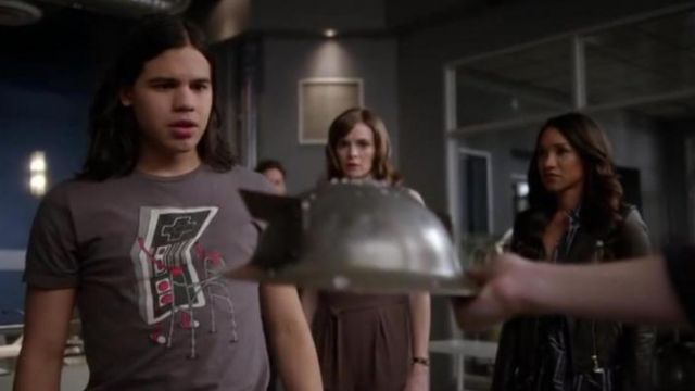 The T-shirt Old Gamer/Old NES Cisco Ramon in The Flash S02E16