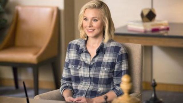 The plaid shirt blue Paige Eleanor Shellstrop (Kristen Bell) in The Good Place S01E01