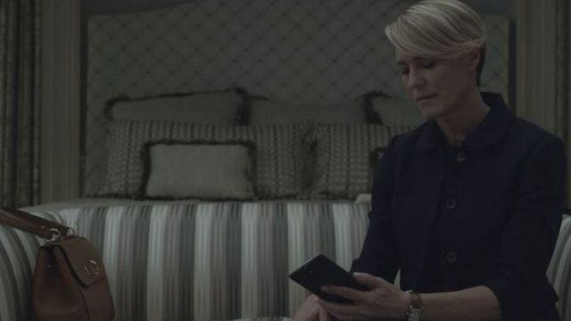 The mobile phone is One More of claire Underwood (Robin Wright) in House of Cards S04E02