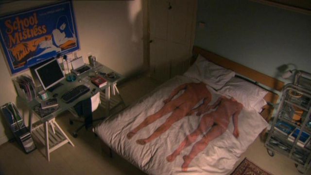 La housse de couette "homme et femme nus" de Tony Sto­nem (Ni­cho­las Hoult) dans Skins (S01E01)