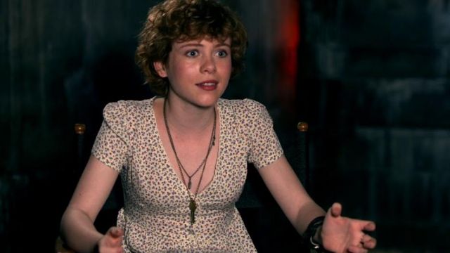 The dress with flowers from Beverly Marsh / Bev (Sophia Lillis) for the  promo of It (It)
