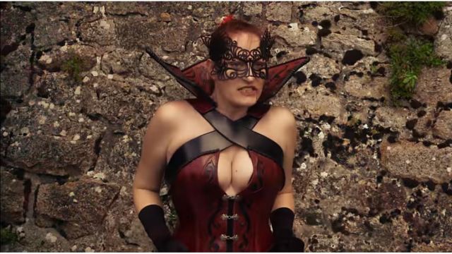 Le masque de Roxana (Laure Mattei) dans Noob S08E01