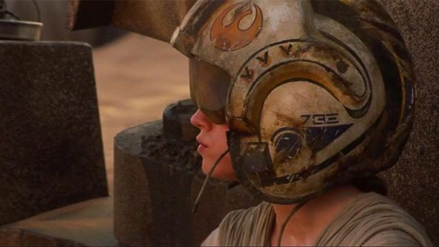 Le casque de pilote X-Wing utilisé par Rey (Daisy Ridley) dans Star Wars VII : Le réveil de la Force