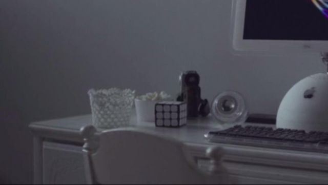 Le Rubik's Cube blanc en braille d'OA / Prairie Johnson (Brit Marling) dans The OA (S01E01)