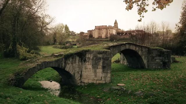 The priory of Apple trees in the Loire valley in season 7 Noob