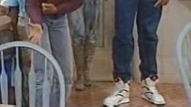 Shoes Reebok Pump Twilight Zone in A different world S04E20