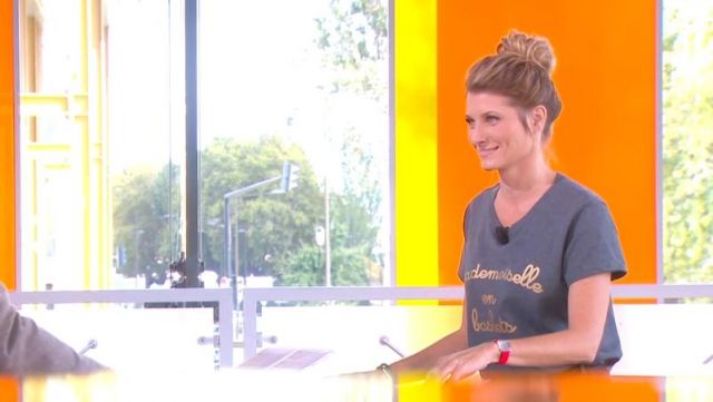 The t-shirt Miss in sneakers Sandrine Arcizet in William noon of the 06/10/2017