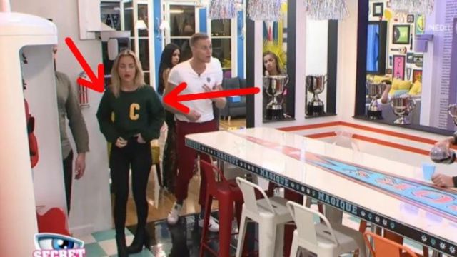 The sweatshirt green Charlene wittstock in Secret Story