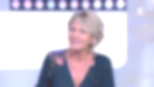 The blouse with flowers by Sophie Davant in It is the program of the 03/10/2017
