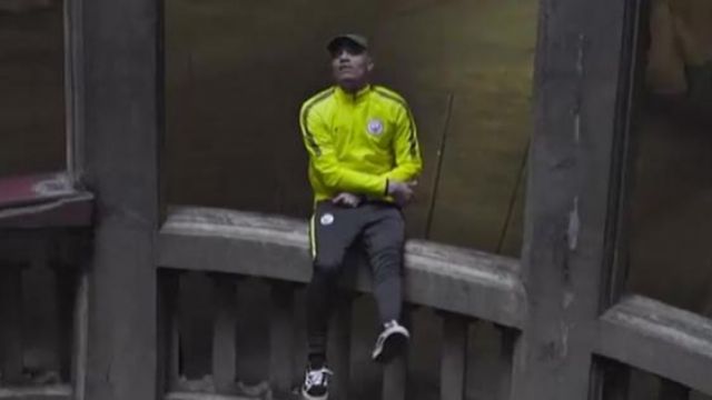 La veste Nike jaune d'entraînement de Manchester City portée par Mister V dans son clip Top Album