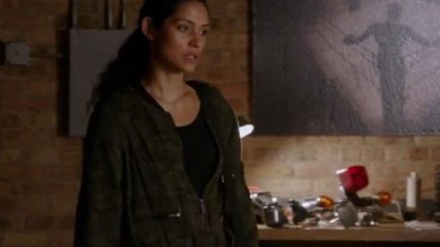 La veste camouflage de Stella Kidd (Miranda Rae Mayo) dans Chicago Fire S06E01