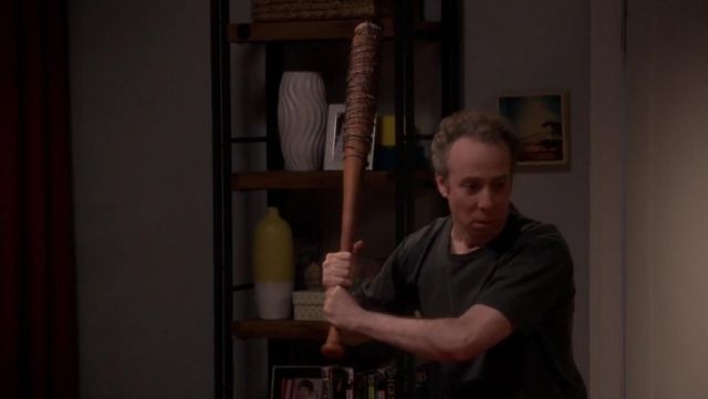 La batte Lucille (The Wakling Dead) de Stuart Bloom (Kevin Sussman) dans The Big Bang Theory S10E18