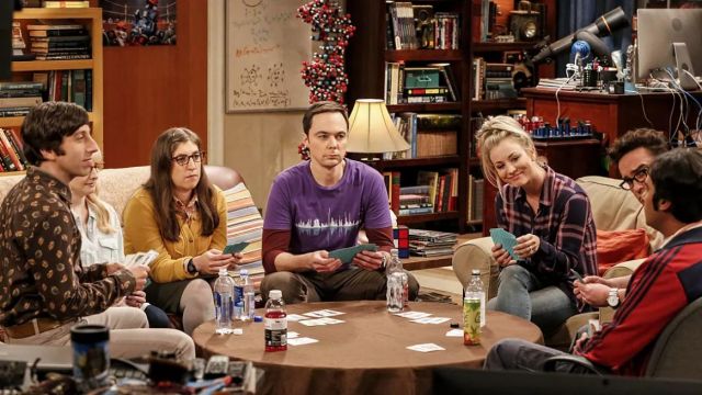 The t-shirt violet "Music City" for Design By Humans of Sheldon Cooper (Jim Parsons) in The Big Bang Theory S11E03