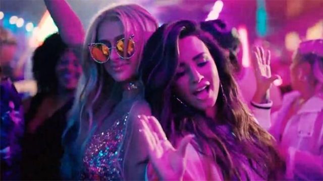 Les lunettes de soleil Anna-Karin Karlsson de Paris Hilton dans le clip Sorry not Sorry de Demi Lovato