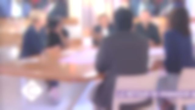 Les escarpins argentés de Anne-Elisabeth Lemoine dans C à vous du 10/10/2017