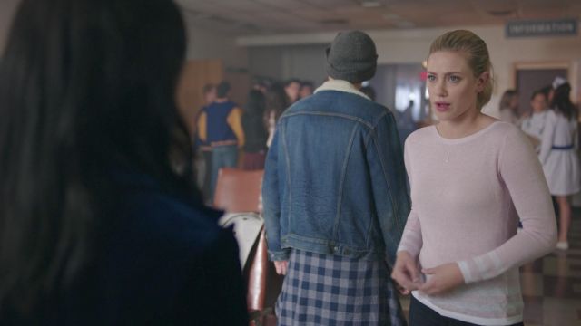 The sweater pink Betty Cooper (Lili Reinhart) in Riverdale S02E01