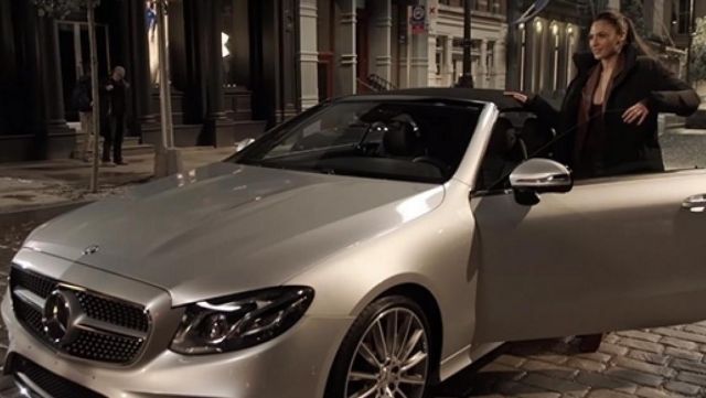 El Mercedes-Benz Clase E Cabriolet de Diana Prince (Gal Gadot) en liga de la Justicia
