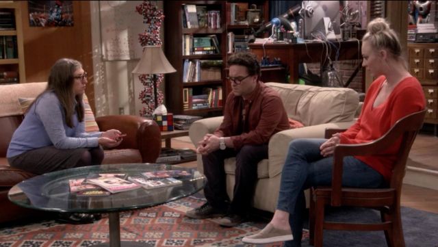 Le pull orange Theory de Penny (Kaley Cuoco) dans The Big Bang Theory S11E03