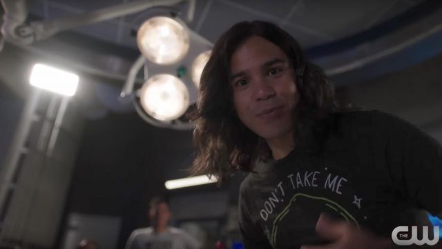 The t-shirt Hot Topic "Alien Don't Take Me" - Cisco Ramon (Carlos Valdes) in The Flash S04E01