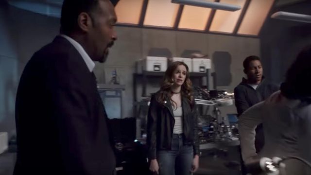 Chaqueta de cuero desteñido de Caitlin Snow (Danielle Panabaker) en The Flash S04E01