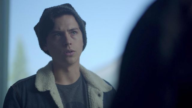 The beanie gray Jughead Jones (Cole Sprouse) in Riverdale S02E01