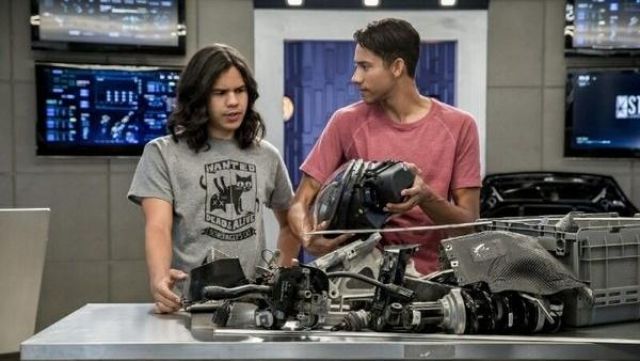 The gray t-shirt "Wanted" Cisco Ramon (Carlos Valdes) in The Flash S04E02