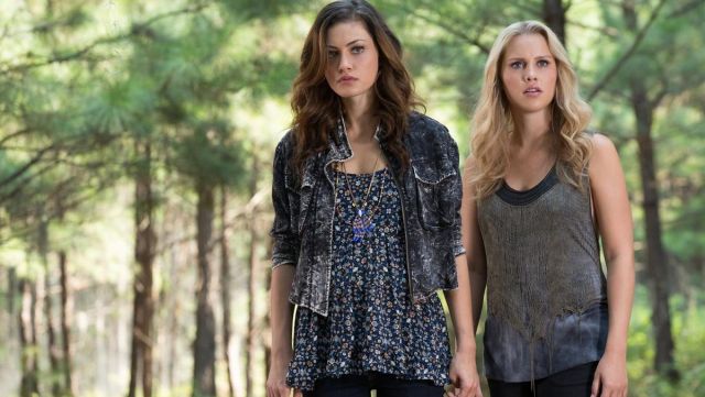 The jean jacket in black washed-out of Hayley Marshall (Phoebe Tonkin) on The Originals S01E05