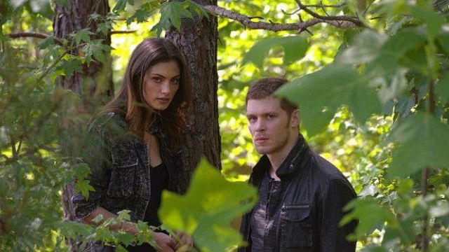 The jacket in faded jeans Hayley Marshall (Phoebe Tonkin) on The Originals S01E05