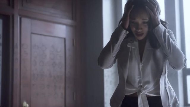 The white blouse Huang of Iris West (Candice Patton) in The Flash S04E01