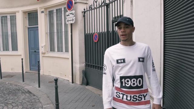 Le sweatshirt Stussy "1980" blanc de Mister V dans son clip Mister V