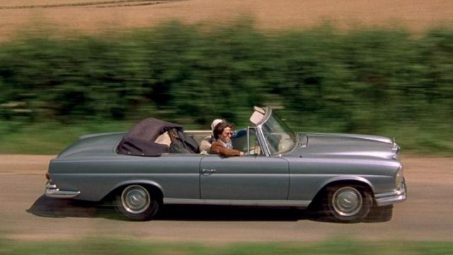La Mercedes-Benz 280 SE décapotable de 1969 de Daniel Cleaver (Hugh Grant) dans Le journal de Bridget Jones