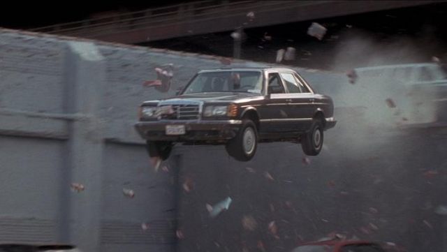 The Mercedes-Benz 560 SEL W126 in 1986 of Zeus Carver (Samuel L. Jackson) in A day in hell
