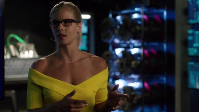 Sandro Yellow Galina Off the Shoulder Sweater usado por Felicity Smoak (Emily Bett Rickards) como se ve en Arrow S06E01