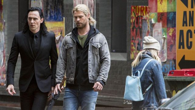 The jean jacket grey Thor (Chris Hemsworth) on the set of Thor : Ragnarok
