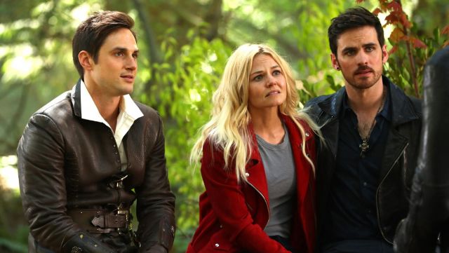 The red jacket in velvet Veda of Emma Swan (Jennifer Morrison) on Once Upon A Time S07E02
