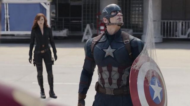 The shield of Steve Rogers (Chris Evans) in Captain America : Civil War