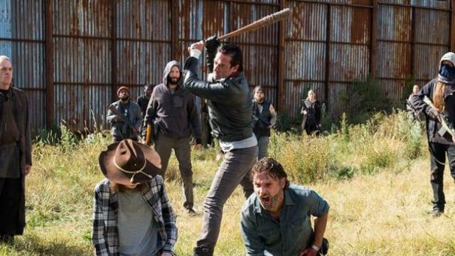 The bat covered in barbed wire of Negan (Jeffrey Dean Morgan) in The Walking Dead S07E16