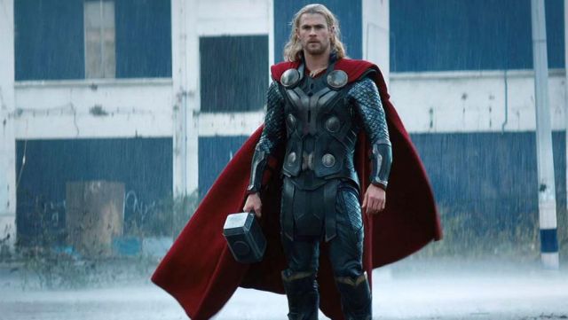 Le fameux marteau Mjöllnir de Thor (Chris Hemsworth) dans Thor : Le Monde des ténèbres