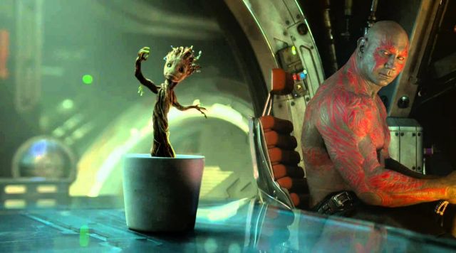 Les tatouages tem­po­raires rouges de Drax le Drestructeur (Dave Bautista) dans Les Gar­diens de la Galaxie