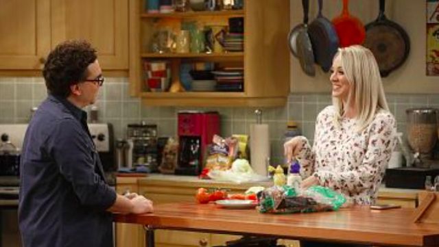 Le top à fleurs Joie de Penny (Kaley Cuoco) dans The Big Bang Theory S09E01