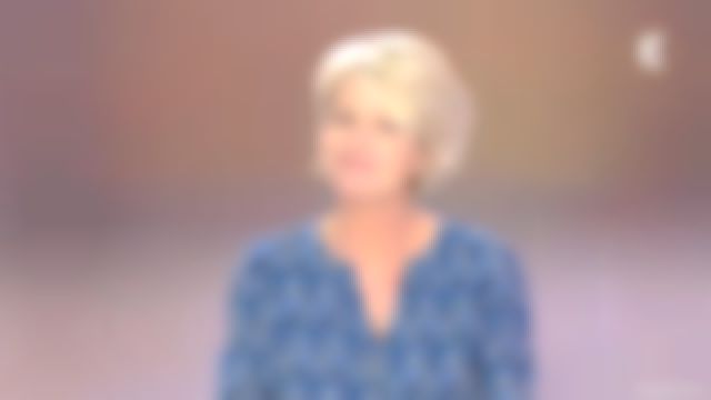 La blouse bleue imprimée de Sophie Davant dans C'est au programme du 19/10/2017