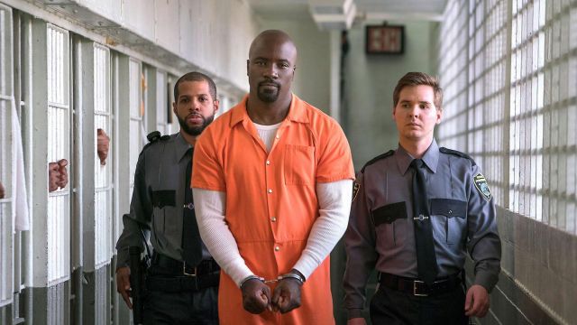 La combinaison orange de prisonnier de Luke Cage (Mike Colter) dans Marvel's The Defenders S01E01