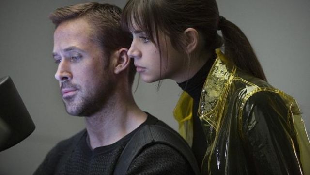 Le ciré transparent jaune de Joi (Ana de Armas) dans Blade Runner 2049