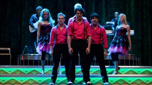 La chemise de Jesse st James (Jonathan Groff) et des "Vocal Adrenaline" dans Glee S01E22
