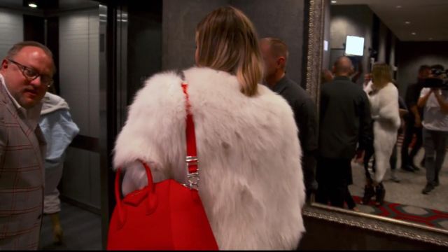 Le sac rouge porté par Khloé Kardashian dans L'incroyable famille Krdashian S15 E01