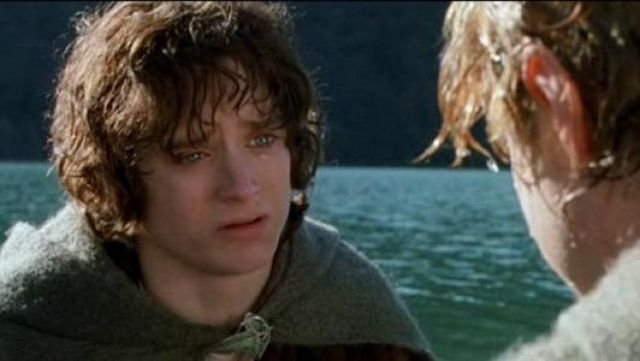 La broche elfique de Frodon Sacquet (Elijah Wood) dans Le seigneur des anneaux : La communauté de l'anneau