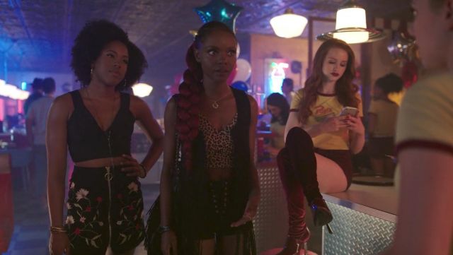 The mini-shorts bordeaux AEO of Cheryl Blossom (Madelaine Petsch) in Riverdale S02E02
